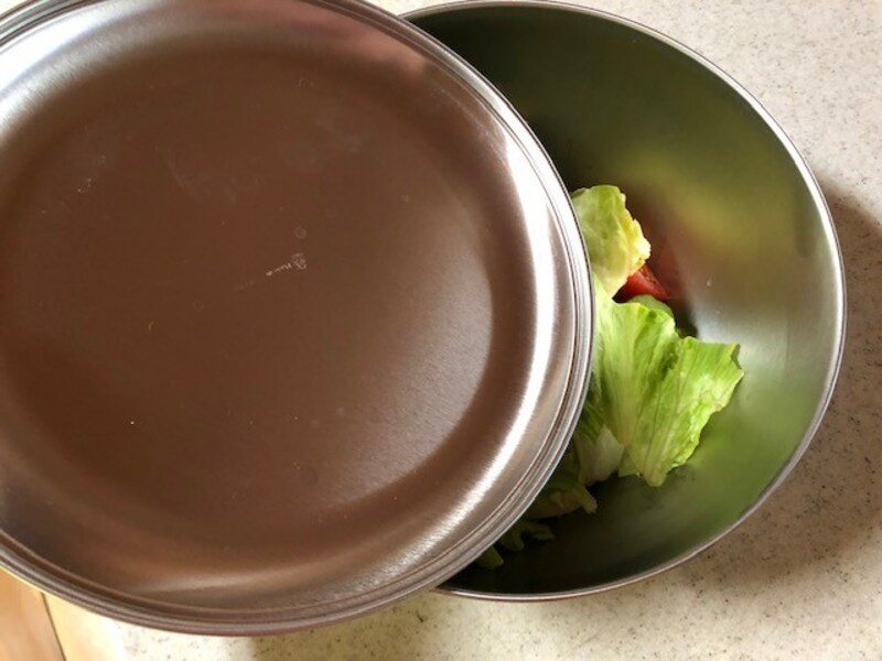 ラウンドトレーはボウルの蓋にもなる