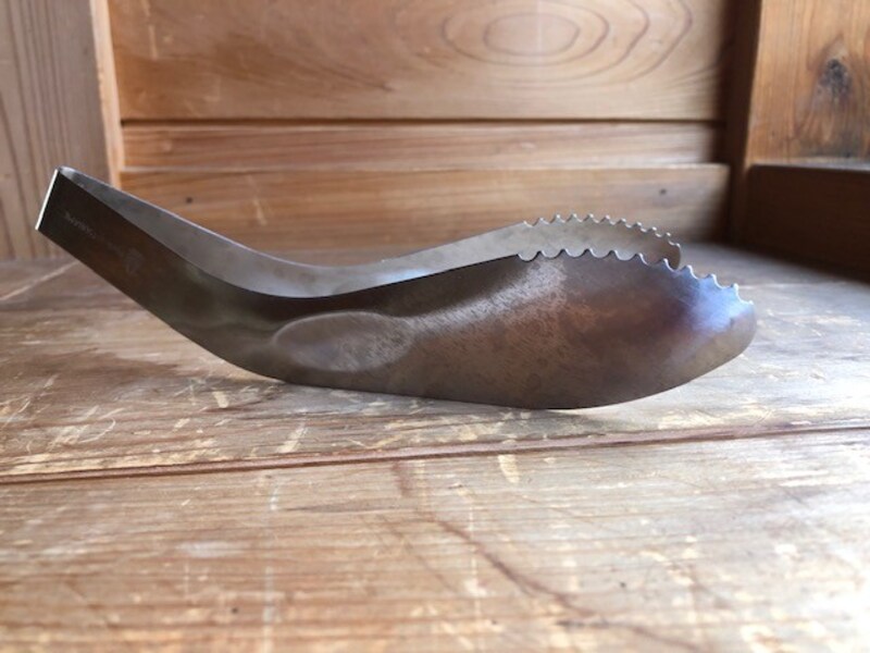 先部分が浮いている