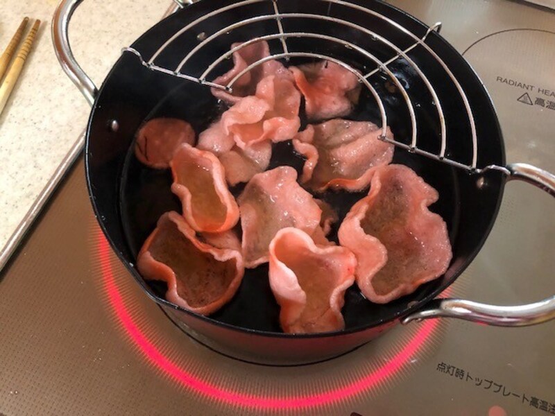 200度の油で揚げる