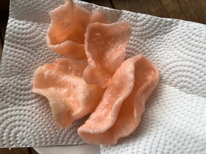 油で揚げたえびせんべい