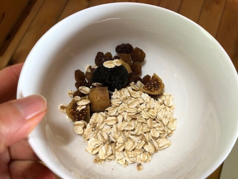 ドライフルーツをカット