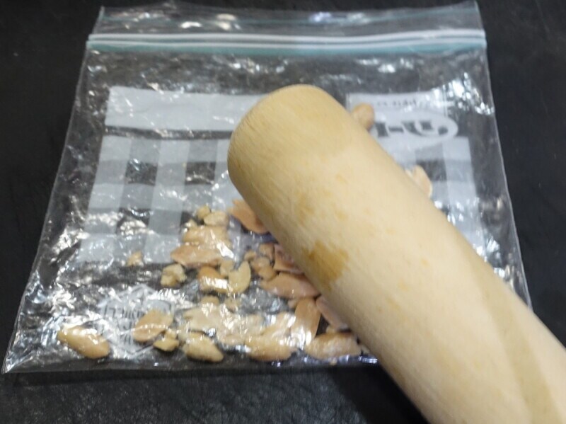 お好みの大きさに砕きましょう。