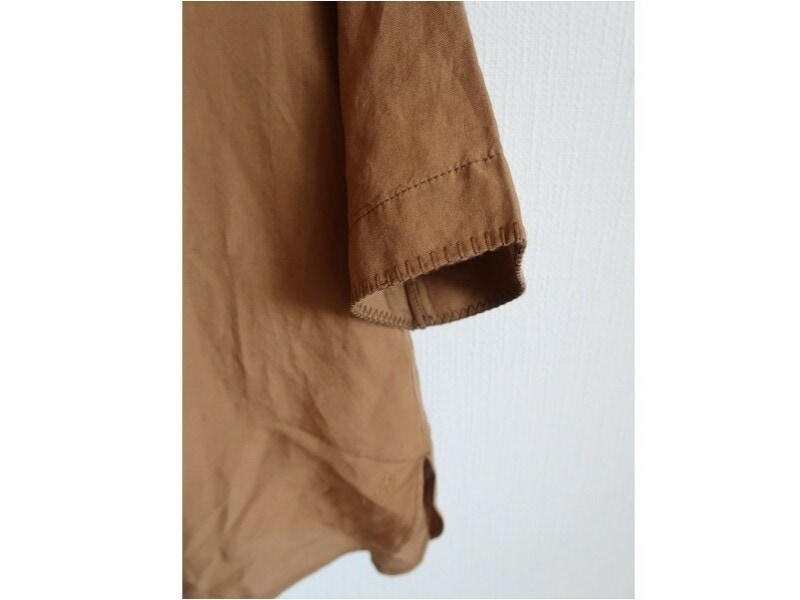 ほっこりしがちなリネンシャツも、細かなデザインが効いています