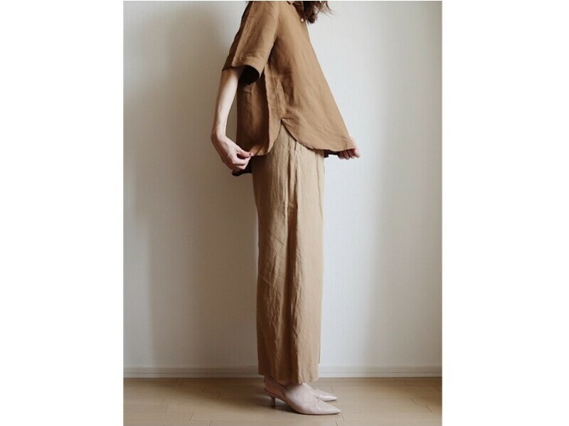 サイドに深めの切り込みが入っているので、アレンジしやすいのも◎