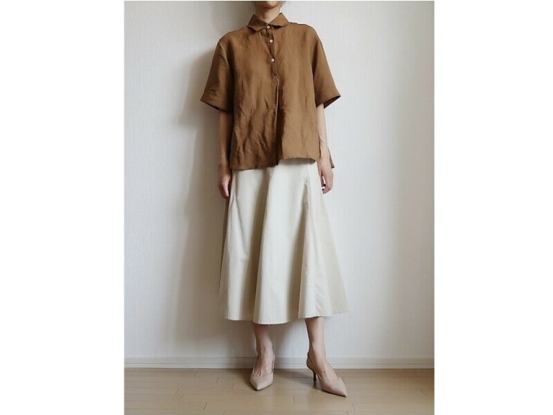 パンツでもロングスカートでも合わせやすいのがメリットです