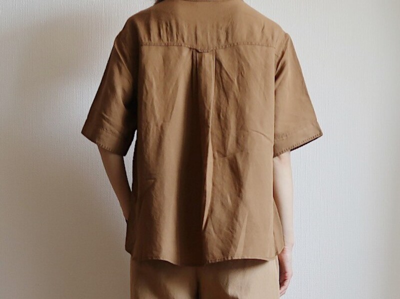 背中にタックが入っていてゆとりがあるので、フィットし過ぎないのも嬉しい