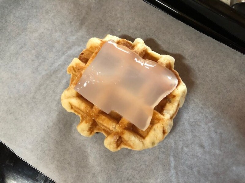 ワッフルに寒天くずもちをのせる