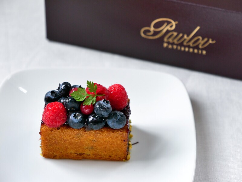 ピスタチオ・フリュイルージュ（大1800円、小660円）※画像は小