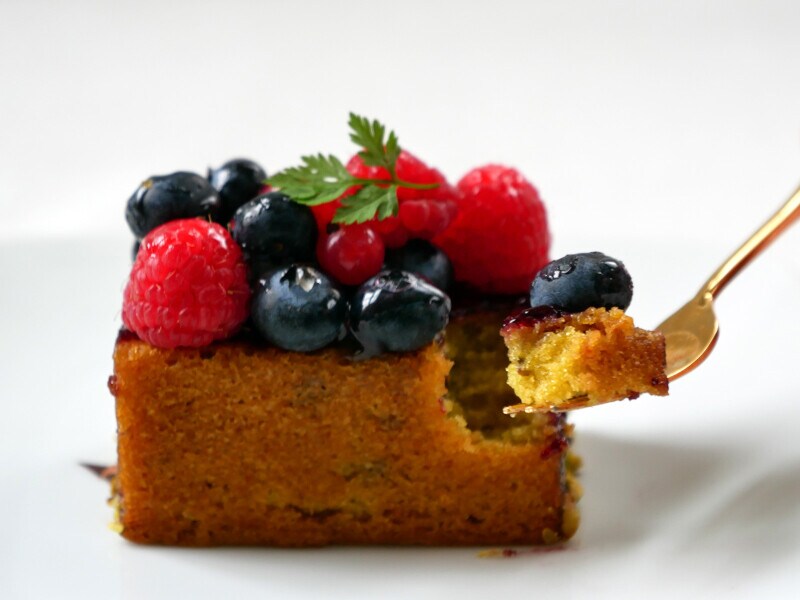 しっとり軽やかなパウンド生地が特徴