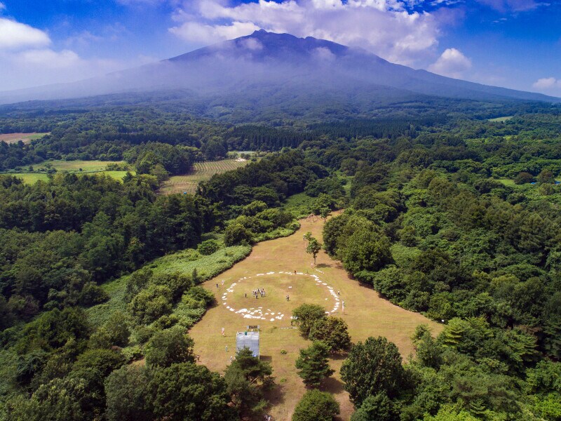 大森勝山遺跡の環状列石と岩木山