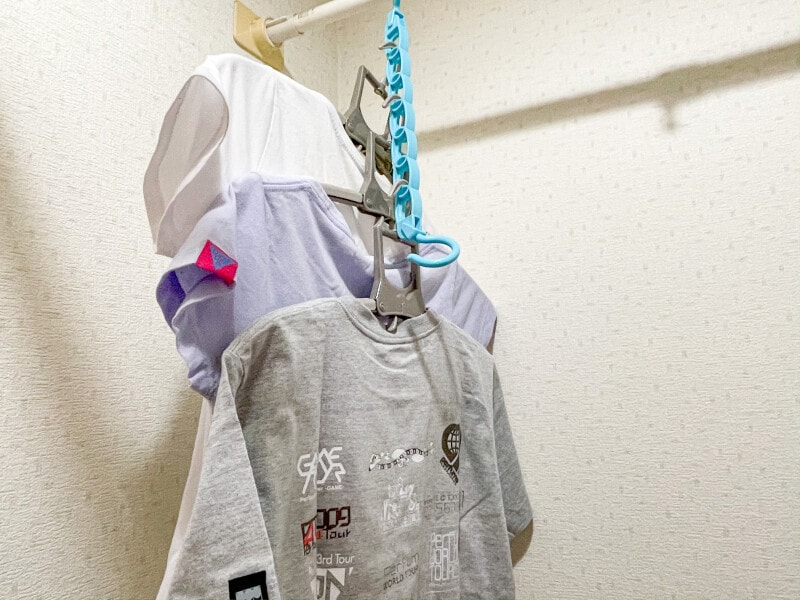 ダイソーの７連ハンガーで部屋干しの臭いを防ぐ