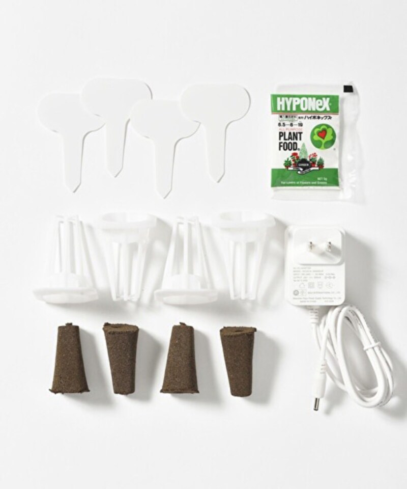 専用ACアダプター、栽培バスケット×4個、培地フォーム×4個、ラベル×4枚、微粉ハイポネックス5g(お試し肥料)が付属。タネは同梱されていないので自分で購入を