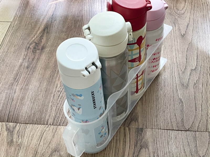 ダイソーの水筒立てに缶ストッカー