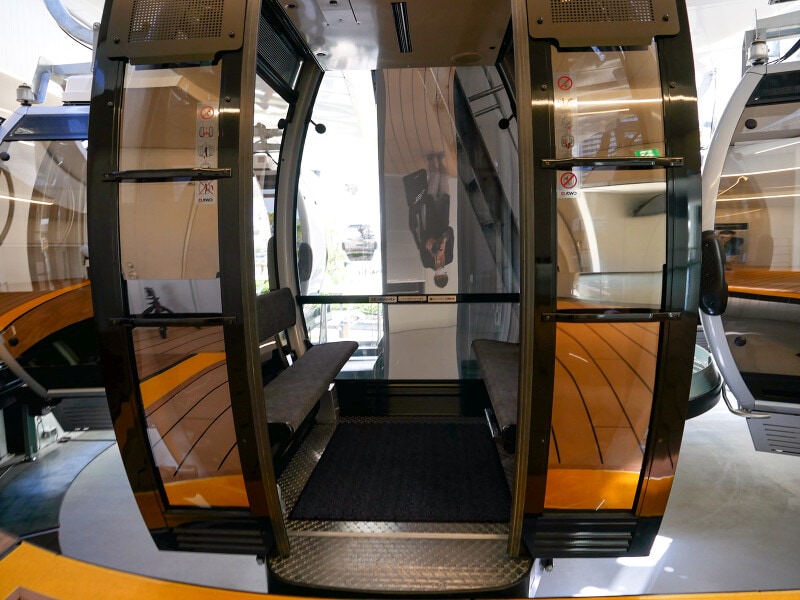 キャビンの入口はフラットでバリアフリー対応(2021年4月19日撮影)