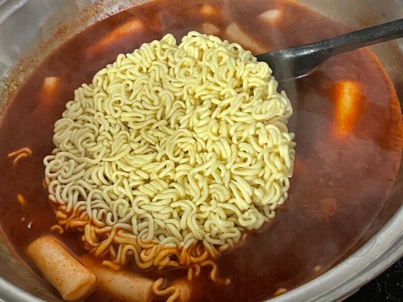 業務スーパーのトッポキにラーメンを投入