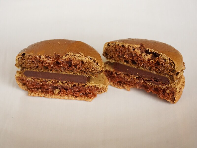 クーベルチュールチョコレートを用いたチョコクリームをサンド