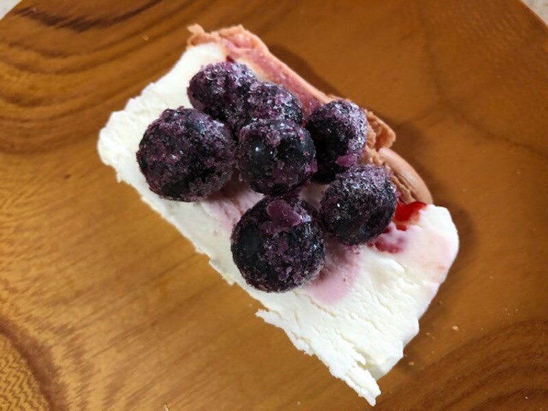 冷凍のブルーベリーをトッピング