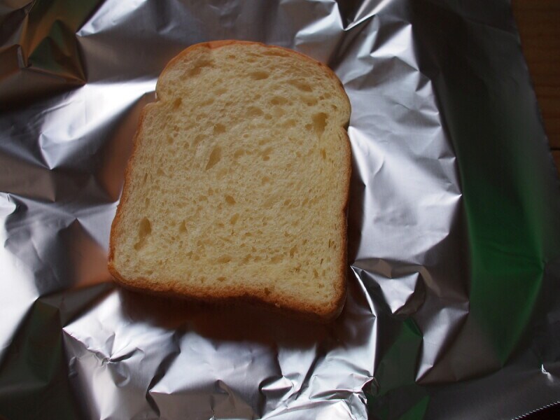 アルミホイルにするのは解凍後にトースターで焼くときなどに便利だからです。
