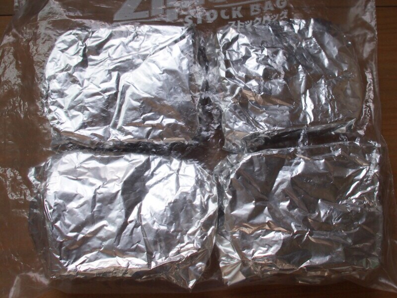 冷凍庫に収納しやすい形にします。