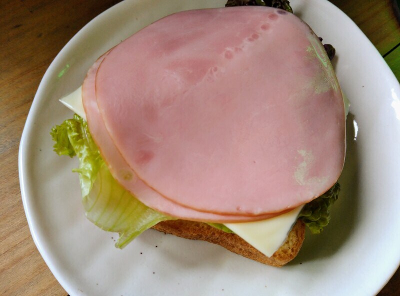 ビール酵母パンは厚いのでオープンサンドのほうがいいですね。