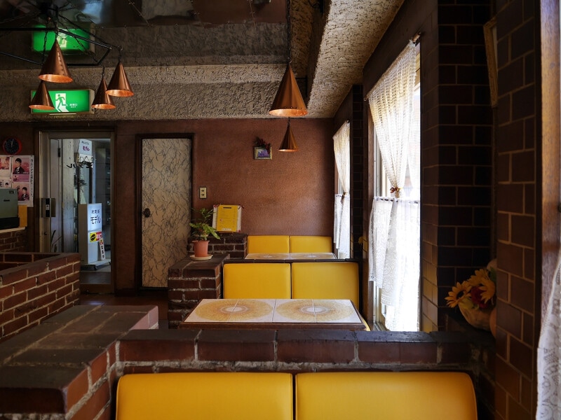 ひまわりのタイルが貼られたテーブルが印象的な純喫茶モデル