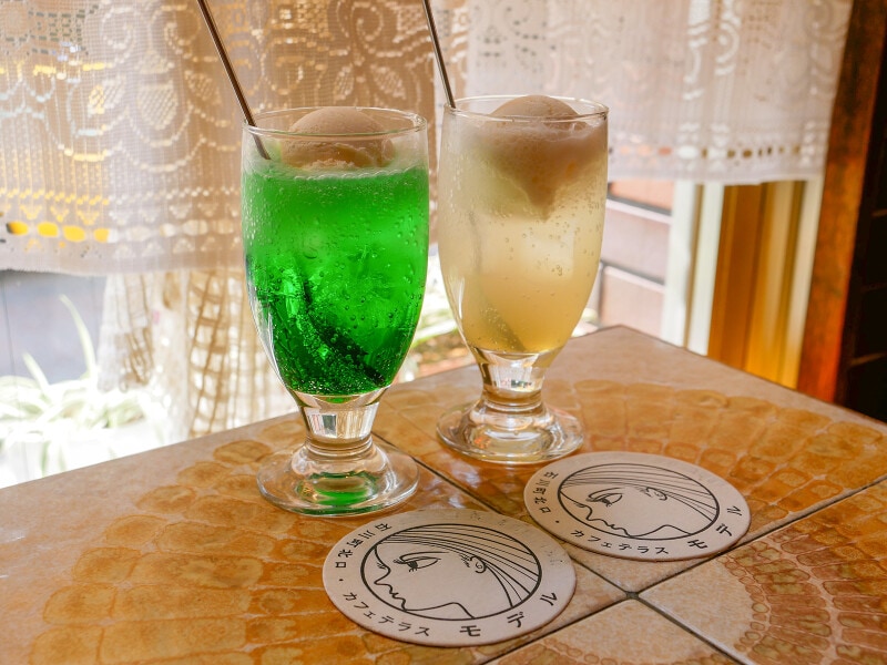 甘~い「メロンフロート(クリームソーダ)」とさわやかな「レスカフロート」(各550円)。コースターがレトロかわいい!