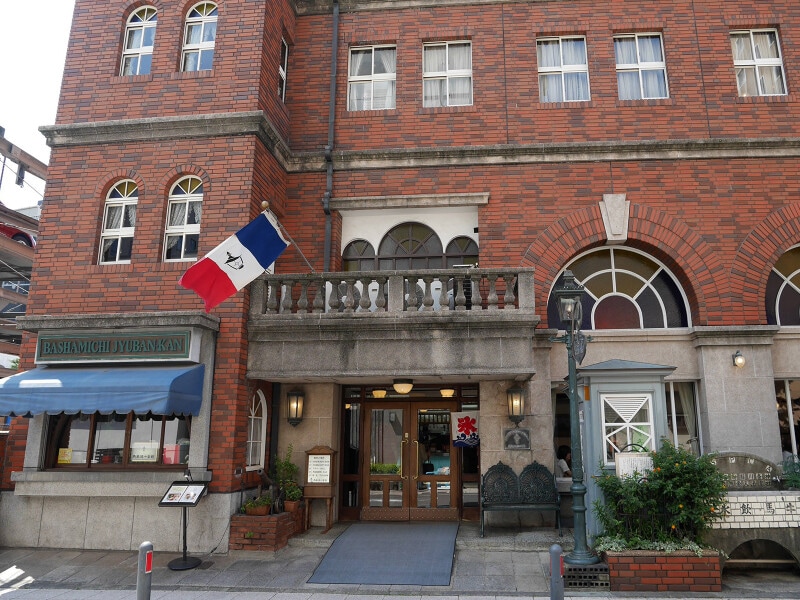 馬車道十番館 外観。明治時代の建築様式を参考にしてデザインされている