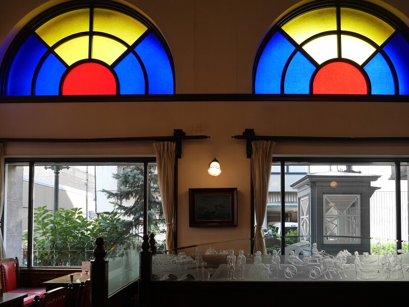 ステンドグラスが印象的な1階喫茶室
