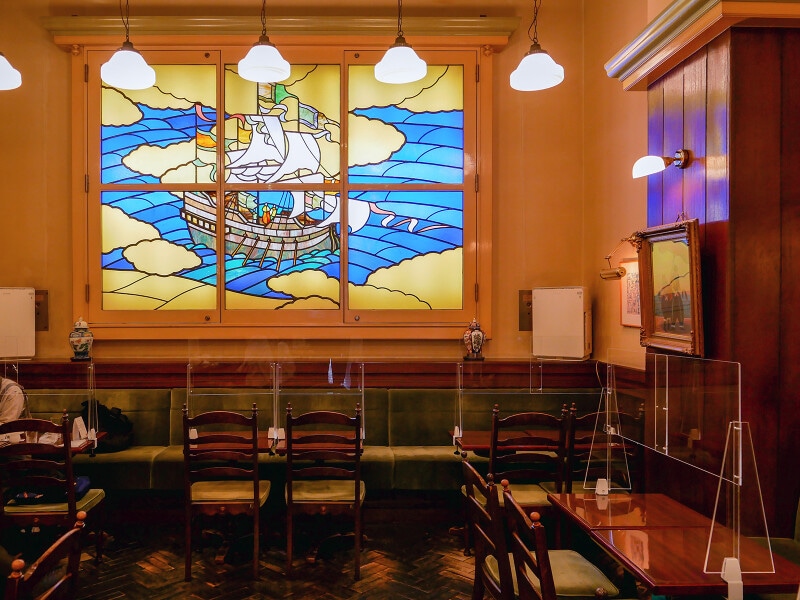 ステンドグラスがレトロ感を演出
