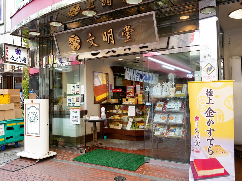 喫茶室は店舗奥にあります