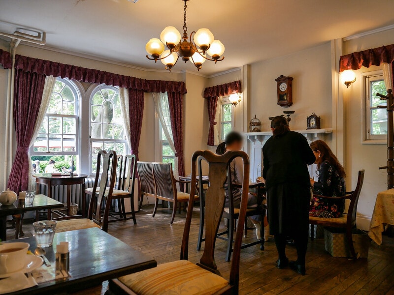 アンティーク家具が使われている店内