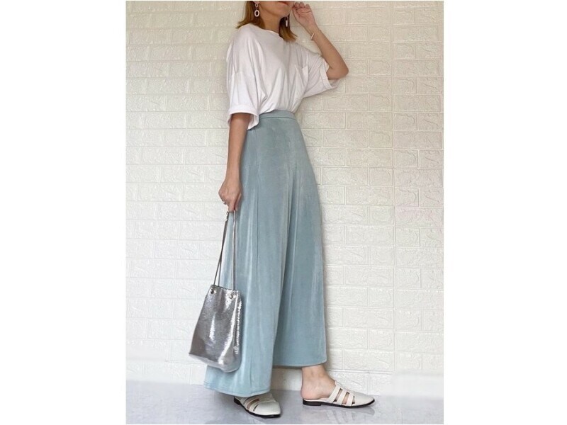 「カットソーシャイニーフレアロングスカート」は上品な光沢＆きれい色で気分の上がる一枚　出典：WEAR