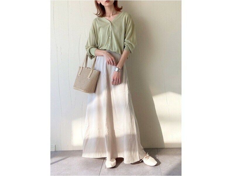 シアーサイドスリットVネックカーディガンは顔まわりもすっきり見せてくれます　出典：WEAR