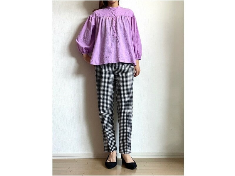 きれい色のブラウスも意外と合わせやすいんです