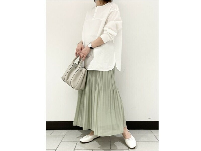 甲が深めのフラットシューズは今っぽい上にホールド感もアップ　出典：WEAR