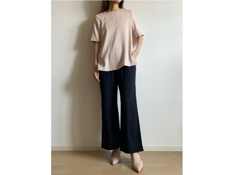 きれいめのサテントップスと合わせると上下ゆったりでも大人な印象に