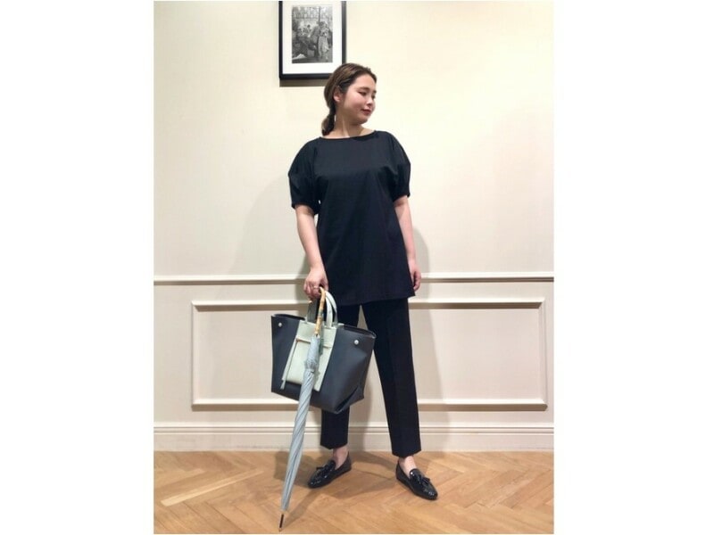 【OKコーデ】ブラックで揃えながら撥水のバック、長傘、レインシューズで完全防備 出典:WEAR