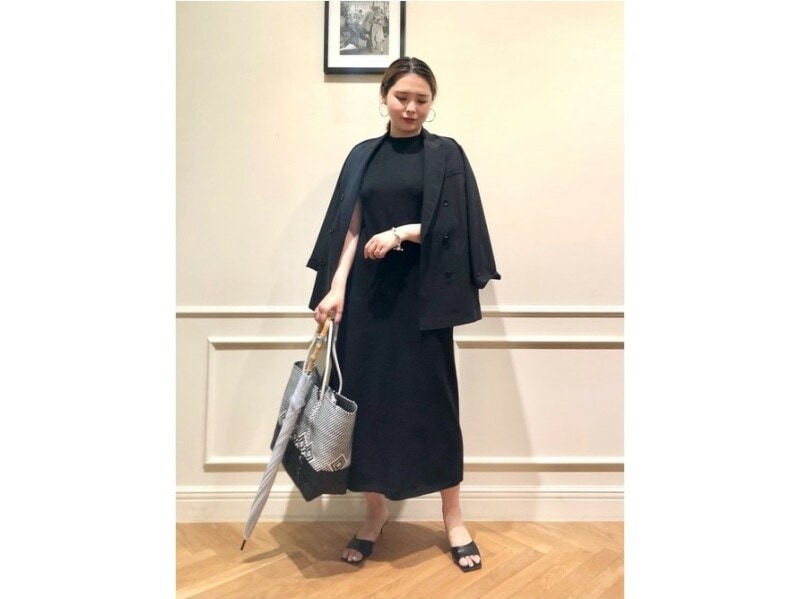 雨の日はブラックメインのコーデで濡れても目立たず、おしゃれ度もアップ! 出典:WEAR