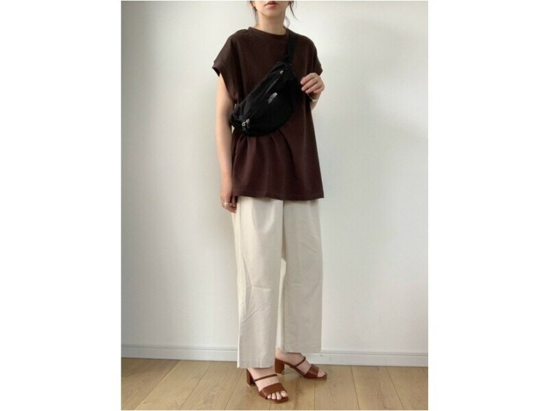 【OKコーデ】オーバーサイズTシャツは写真のようにすらっと見えるものを選んで　出典：WEAR