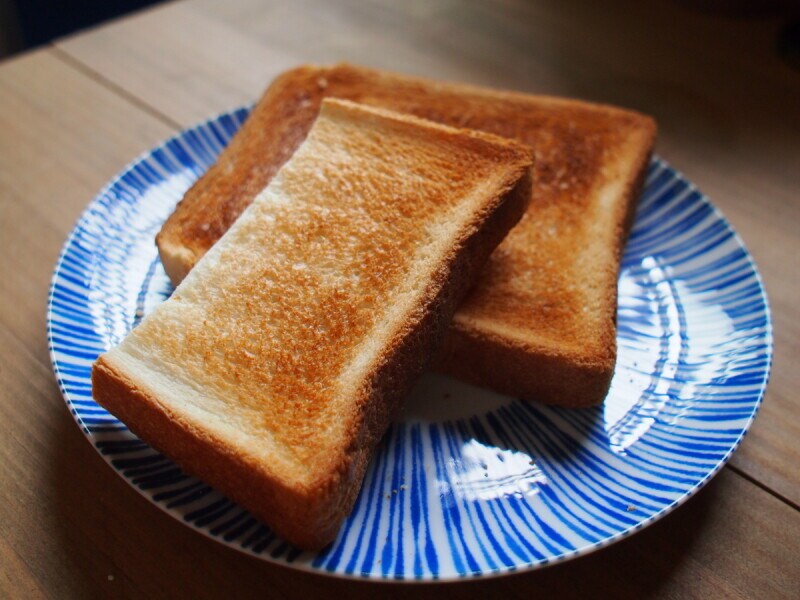 バター、マーガリン、ピーナッツバターなどを塗っていただきます。