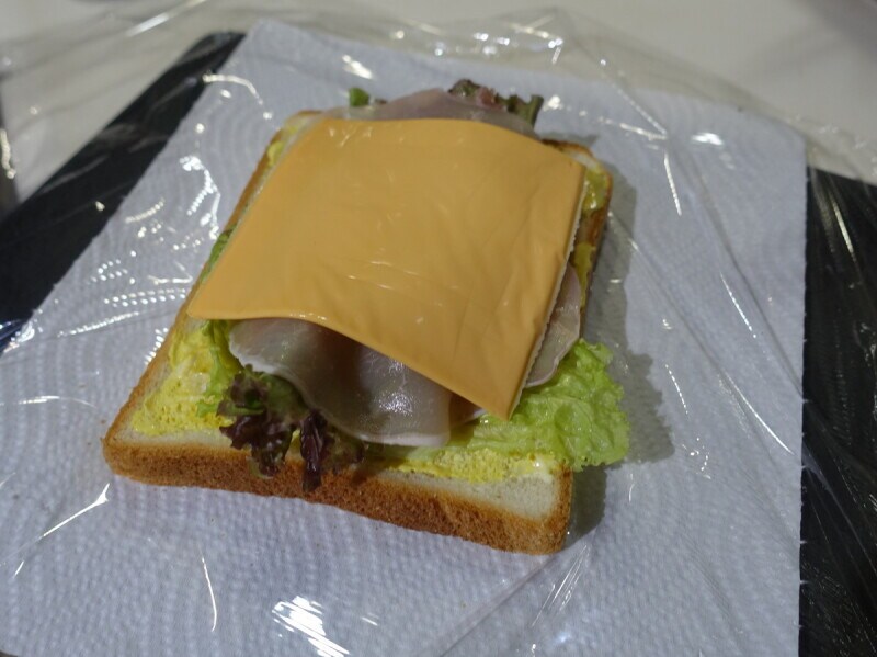 広げたラップの上でつくるのがポイントです。