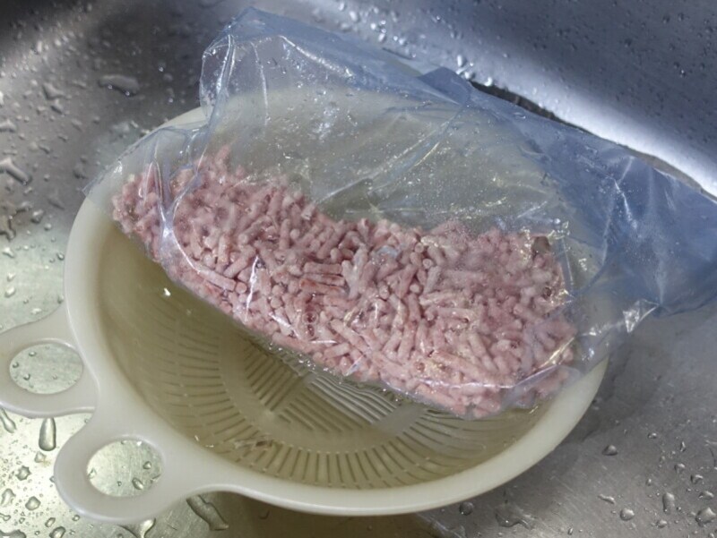 時間がある場合は冷蔵庫に移しておけば半日くらいで解凍できます。