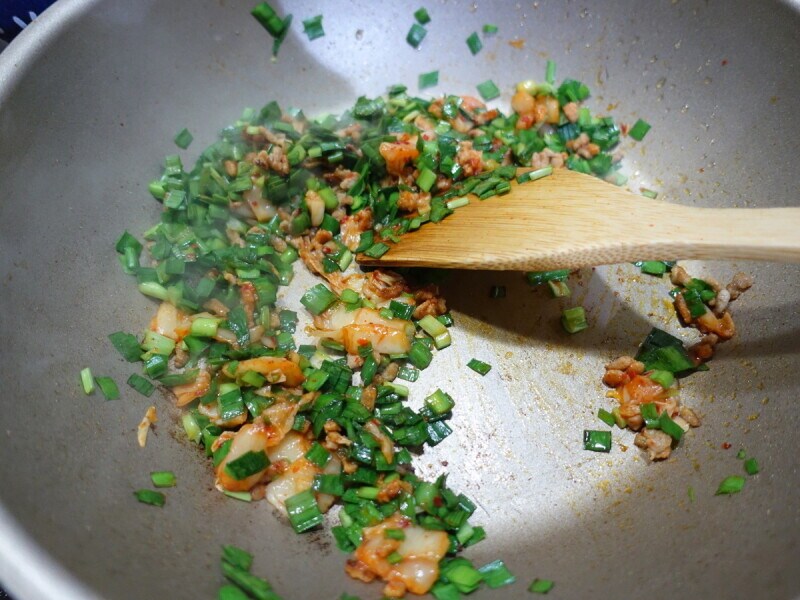 ざっとニラとキムチに火が通ったらすぐに温かいご飯を投入しましょう。