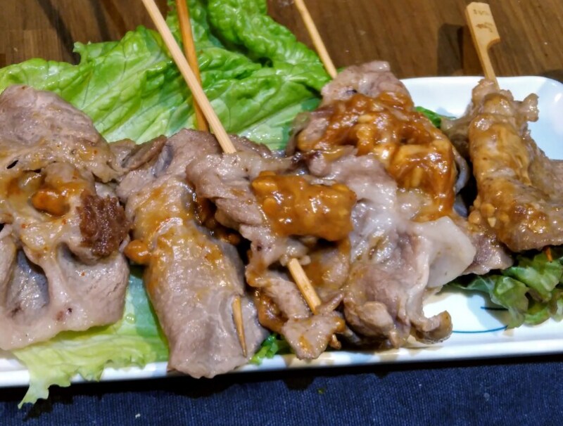 鶏肉や豚肉を串に巻いてタレを塗ってさらに焼きます