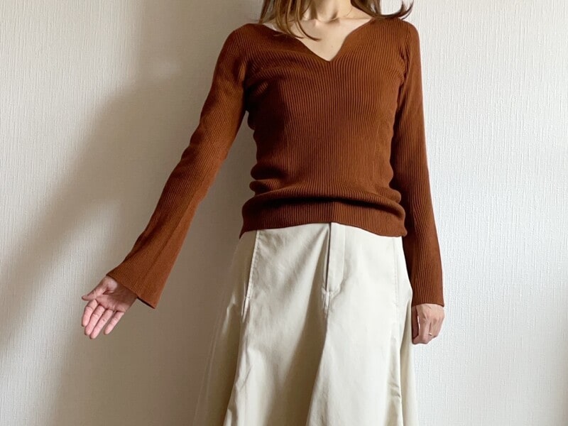 フレアになっている袖口が、腕をすらっと長く見せてくれる