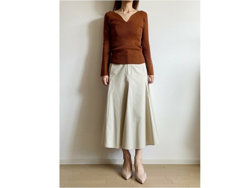 デコルテをすっきり、おしゃれにも見せてくれる独特なカットが秀逸