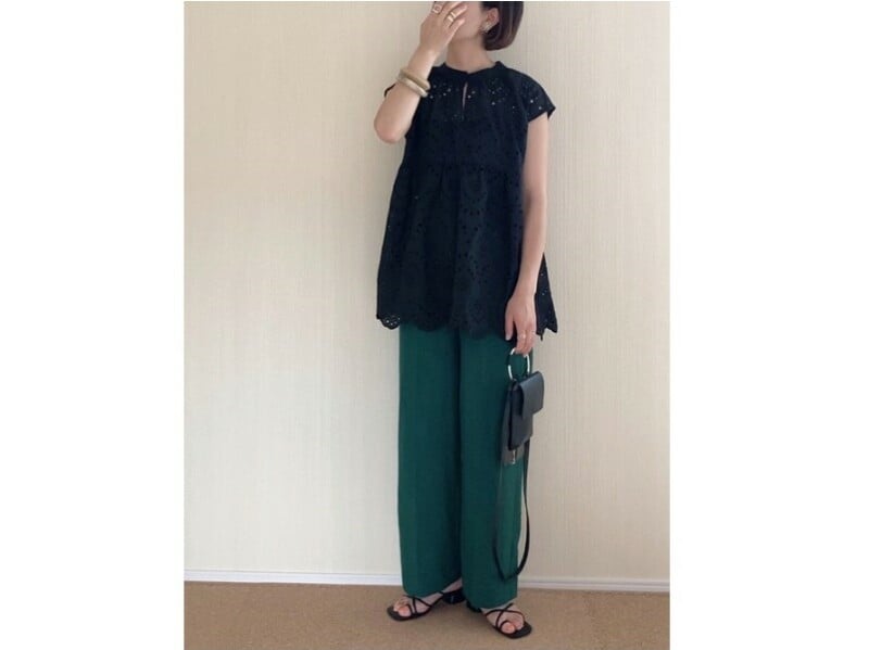 【OKコーデ】レースやティアード型などの甘め服は、甘くない配色で着るのがおすすめ