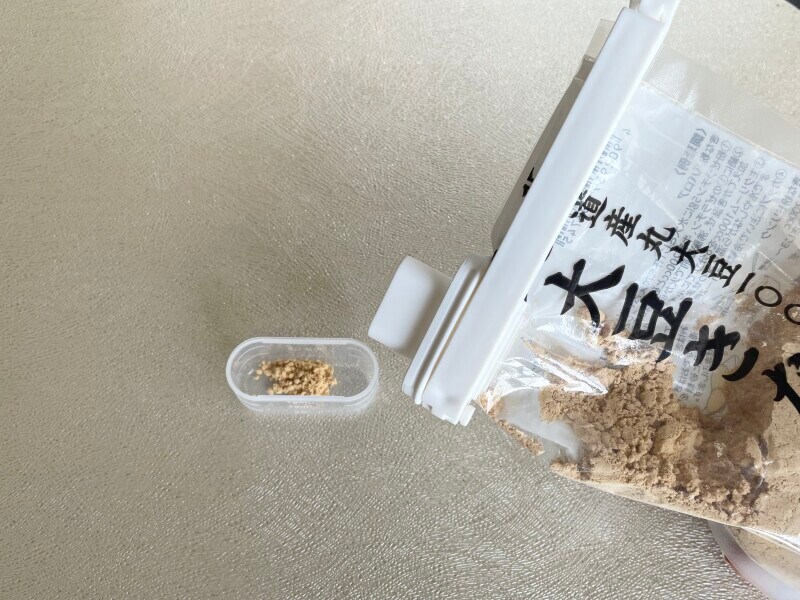 注ぎ口付き袋クリップ(計量タイプ)はキャプ部分が計量カップになっている