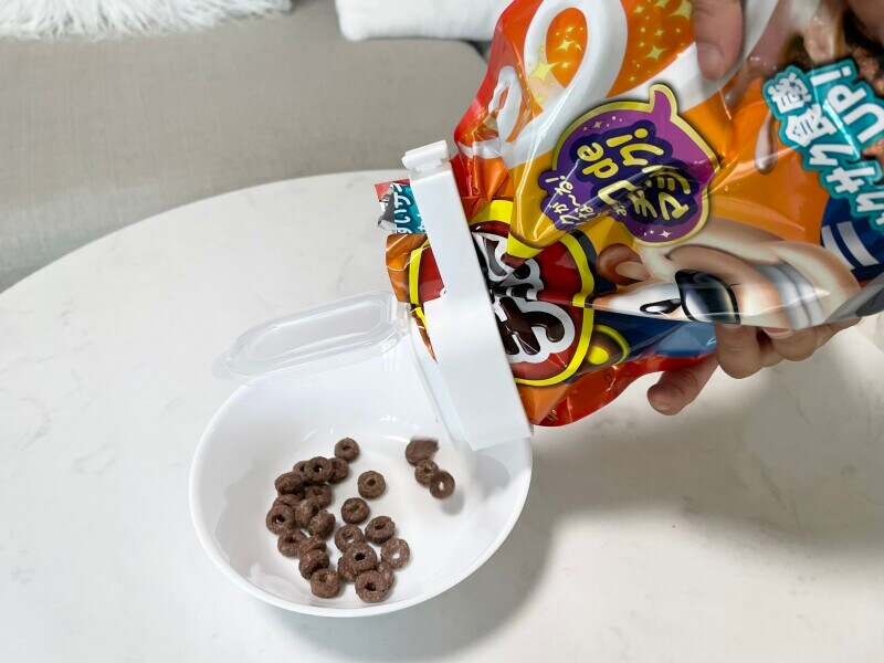 広口タイプをシリアルの袋につけた様子