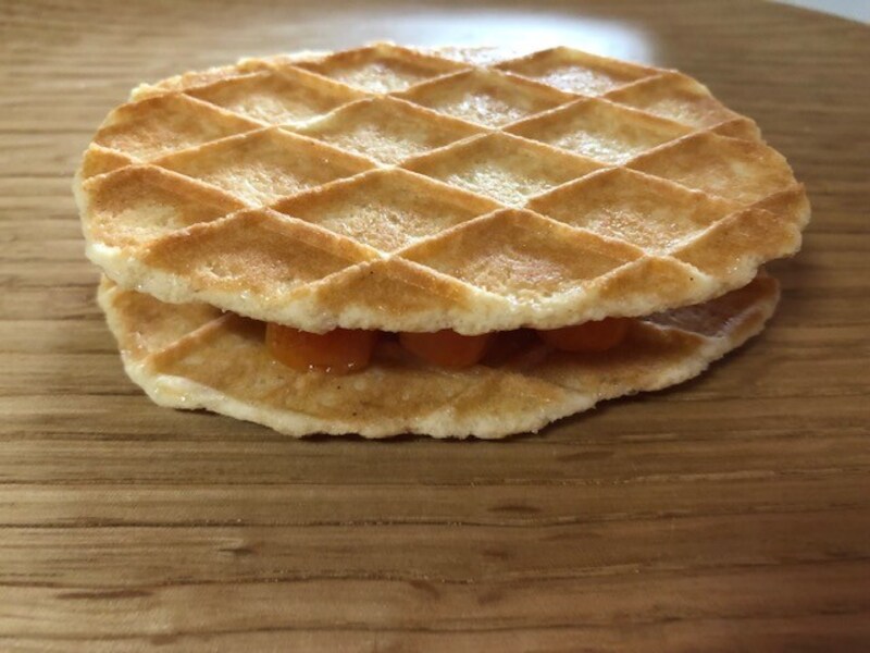 さらにワッフルを乗せる